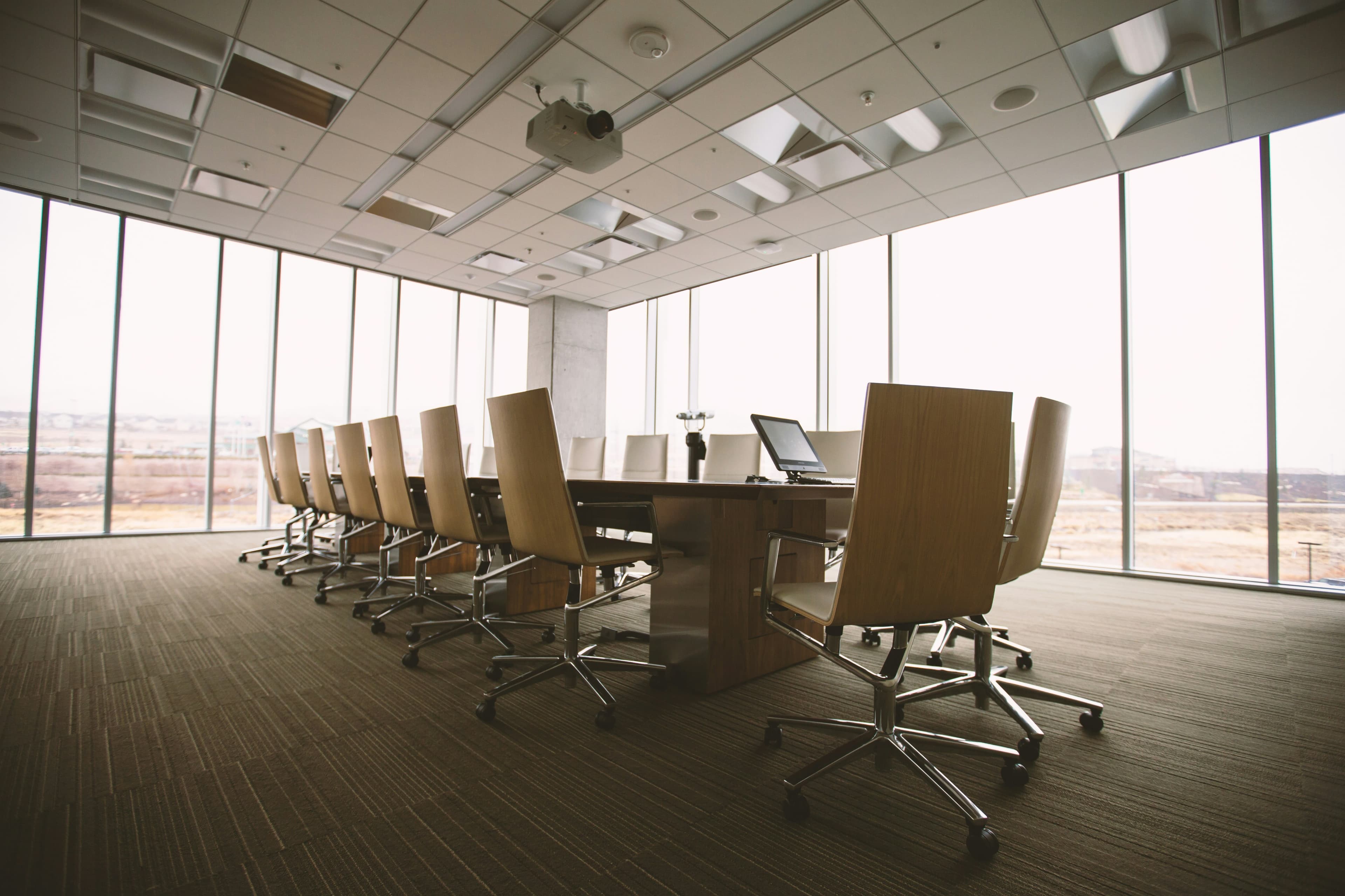 Sala de reunião com forro de gesso e difusores de ar-condicionado no teto