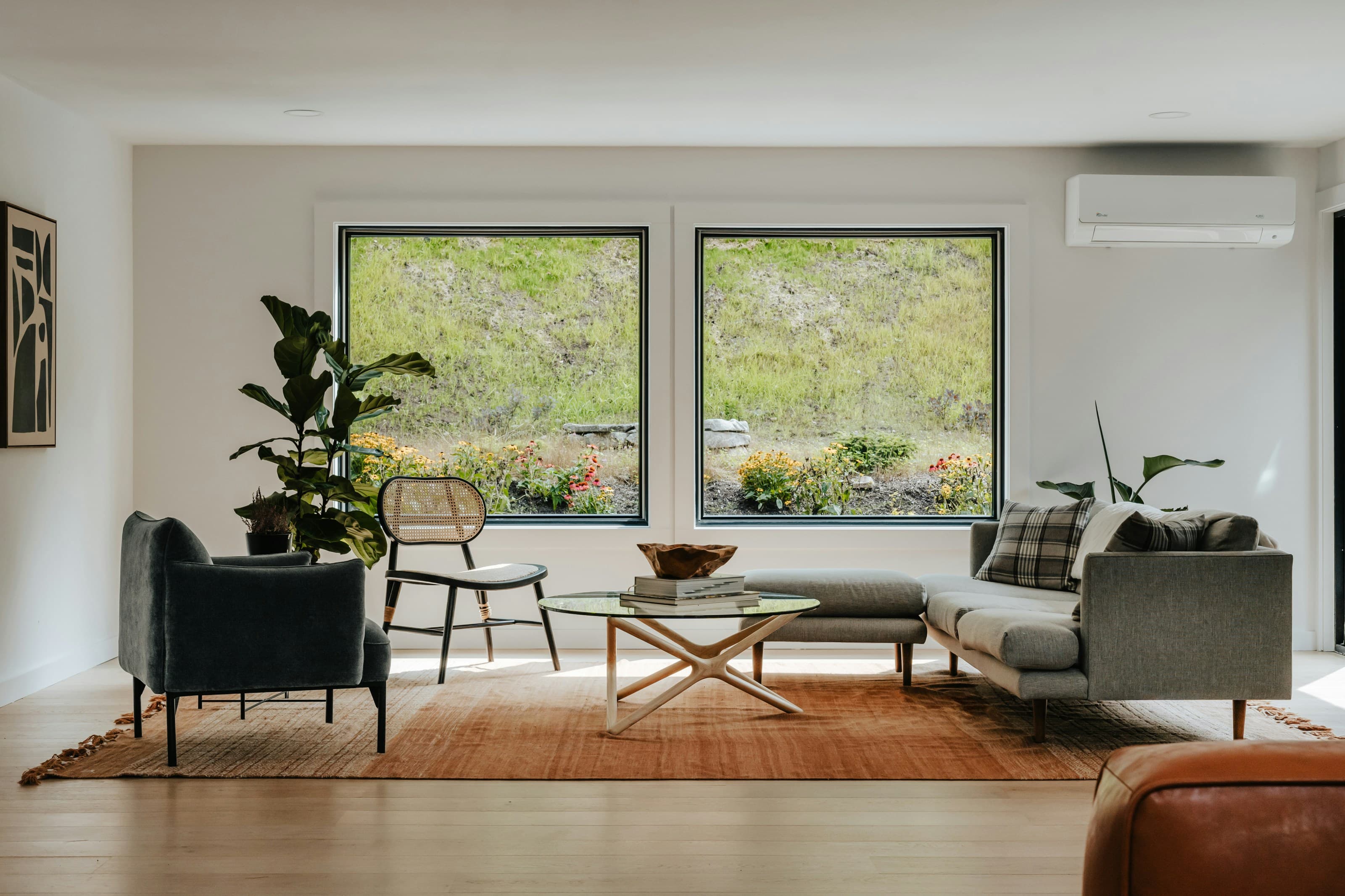 Sala de estar clara com um ar-condicionado split na parede